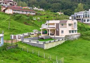 vihanis western clouds by voye homes