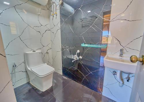 vihanis western clouds by voye homes