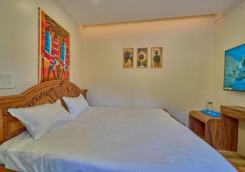 vihanis western clouds by voye homes