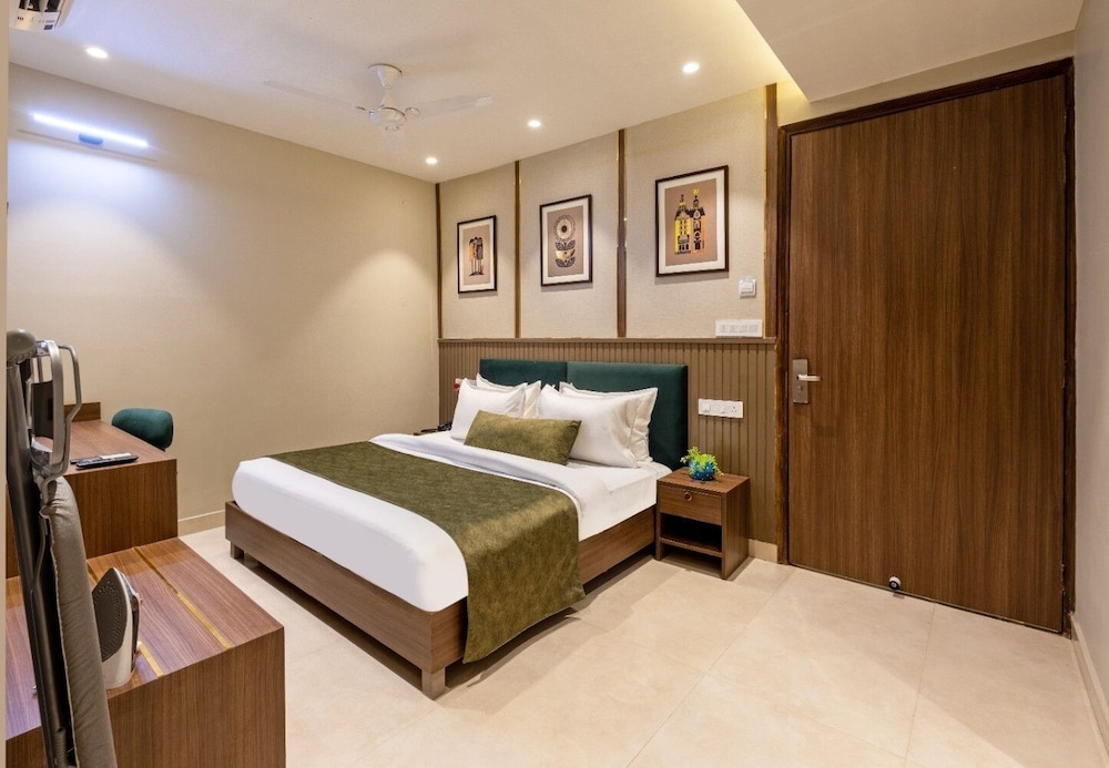 saltstayz premier paschim vihar