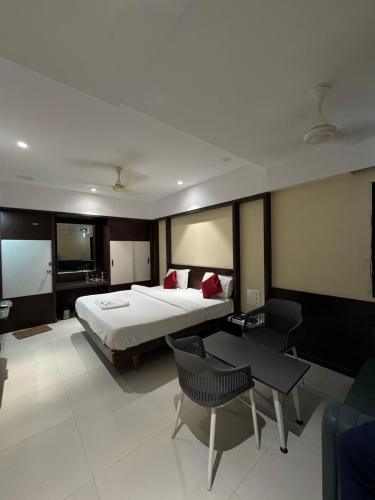 Hotel Ashraya Inn,,3 star