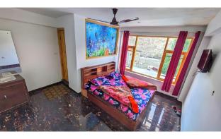 Holiday Inn Guest House,,2 star