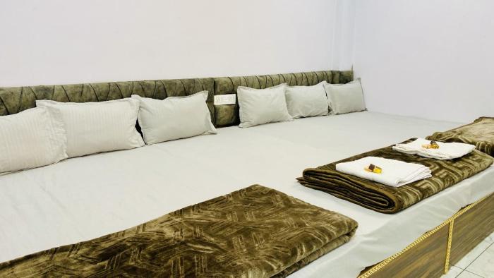 hotel laxmi palace and restaurants