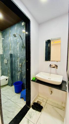 hotel laxmi palace and restaurants