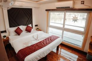 honeymoon boathouse