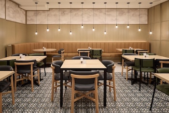 hyatt place montreal airport