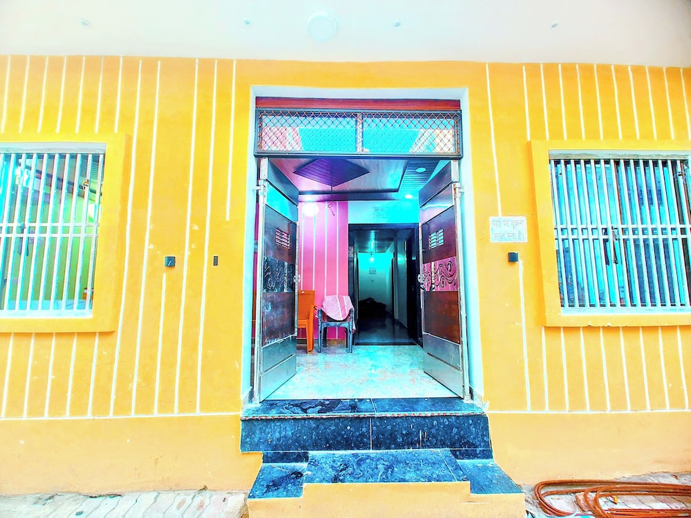 shri raghav kunj 200 mtr from ram temple