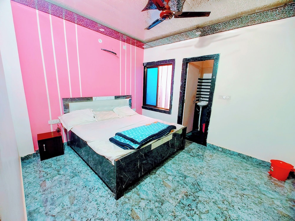 shri raghav kunj 200 mtr from ram temple