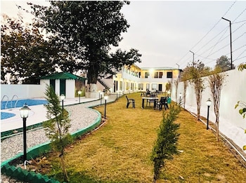 hotel jungle castle resort corbett