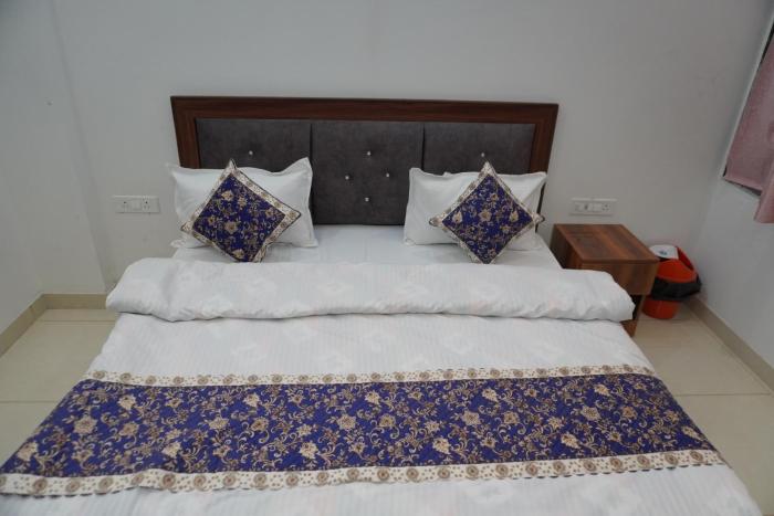 hotel raj hans 500 meter khatu shyam ji temple