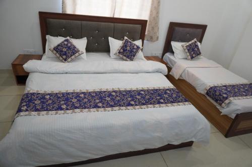 hotel raj hans 500 meter khatu shyam ji temple