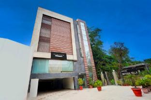townhouse vinobapuri metro station