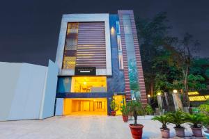 townhouse vinobapuri metro station