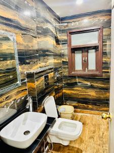 hotel red stone inn near new delhi railway station
