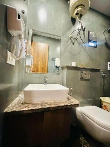 hotel precesion palace near delhi airport