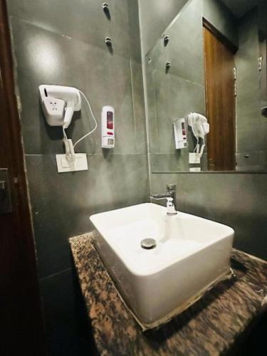 hotel precesion palace near delhi airport