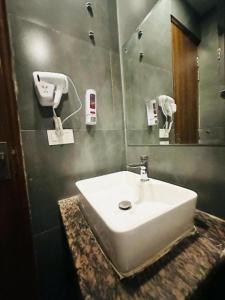 hotel precesion palace near delhi airport