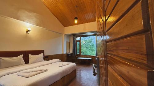 hostelam the mountain story