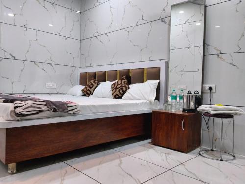 Hotel Divya Darshan,,3 star