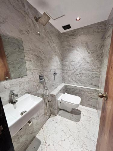 hotel lavish park