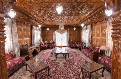 Royal Mumtaz Grp 蒙達斯集團,Ghat No 13, Opposite Hotel Duke, Dal Lake Srinagar,3 star