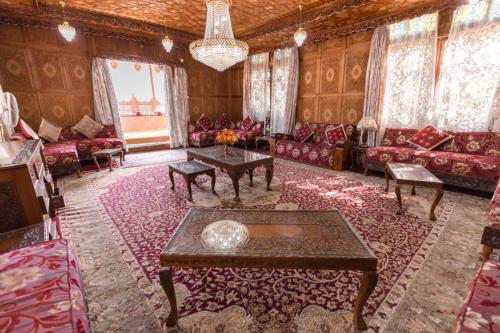 Royal Mumtaz Grp 蒙達斯集團,Ghat No 13, Opposite Hotel Duke, Dal Lake Srinagar,3 star