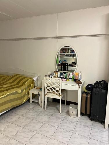 mahasap ramindhra next to mrt station