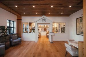 skaneateles fields resort and spa curio collection by hilton
