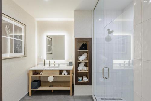 skaneateles fields resort and spa curio collection by hilton