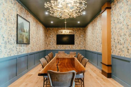 skaneateles fields resort and spa curio collection by hilton