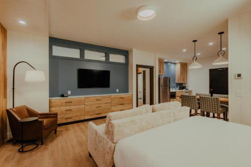 skaneateles fields resort and spa curio collection by hilton