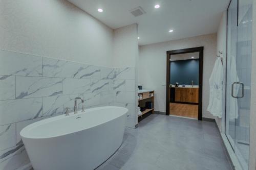 skaneateles fields resort and spa curio collection by hilton