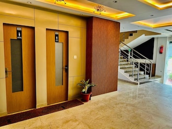 grand pinnacle lucknow