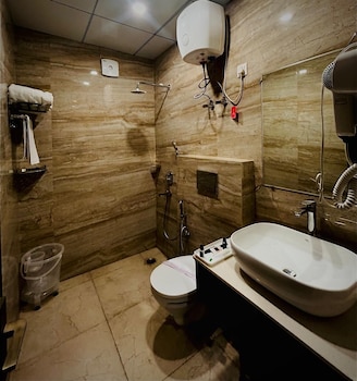 grand pinnacle lucknow