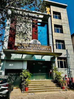 grand pinnacle lucknow