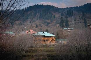 Pinecreste Kasauli,,2 star