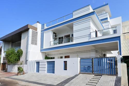 The Autumn Leaves Bhopal,,3 star