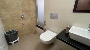 pinaki comfort stay malad near nesco and oberoi mall