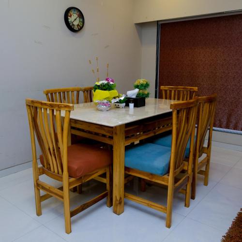 pinaki comfort stay malad near nesco and oberoi mall