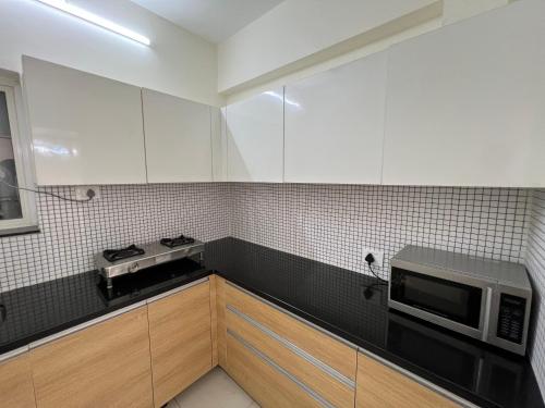 pinaki comfort stay malad near nesco and oberoi mall
