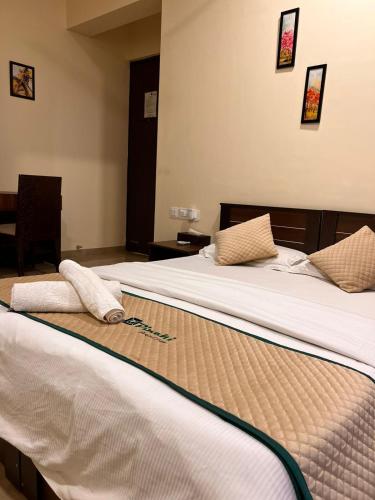 pinaki comfort stay malad near nesco and oberoi mall