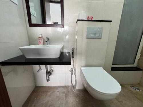 pinaki comfort stay malad near nesco and oberoi mall
