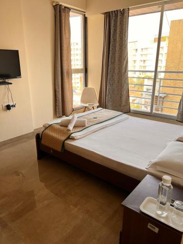 pinaki comfort stay malad near nesco and oberoi mall