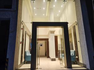 pinaki comfort stay malad near nesco and oberoi mall
