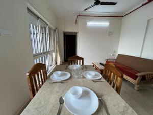 pinaki comfort stay malad near nesco and oberoi mall