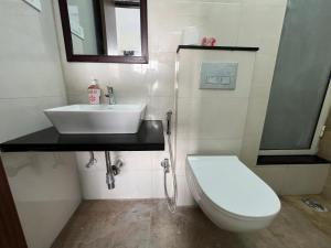 pinaki comfort stay malad near nesco and oberoi mall