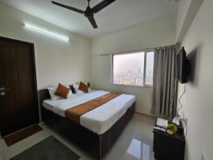 pinaki comfort stay malad near nesco and oberoi mall