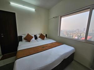 pinaki comfort stay malad near nesco and oberoi mall
