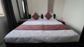 pinaki comfort stay malad near nesco and oberoi mall