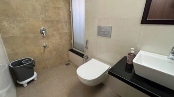 pinaki comfort stay malad near nesco and oberoi mall
